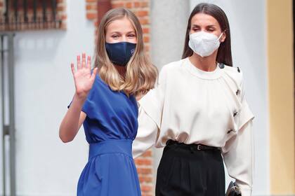 El día de
su confirmación,
estrenó pelo más
corto, un sencillo
vestido en royal
blue con escote
cruzado y tacos
bajos de Carolina
Herrera, que le
prestó su mamá, la
reina Letizia