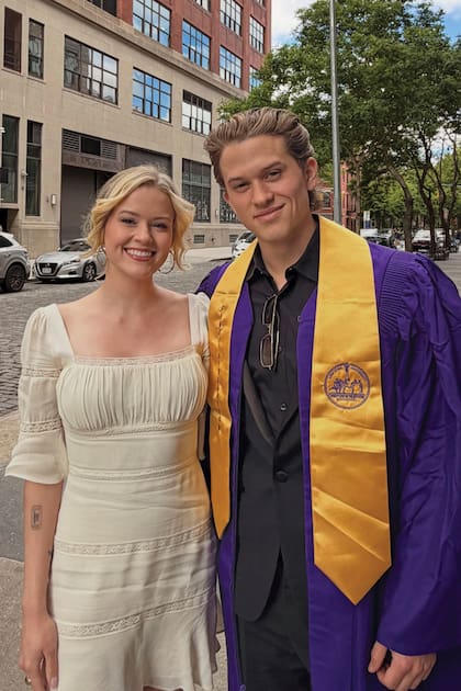 El día de su graduación en la Tisch School of the Arts de la Universidad de Nueva York, con su hermana Ava