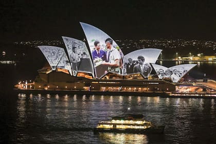 El día de su llegada, las semiesferas de la espectacular Ópera de Sídney se iluminaron con imágenes de las anteriores visitas de Isabel II y de Carlos cuando era príncipe de Gales.