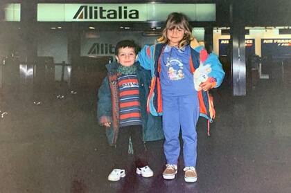 Los hijos de Sandra en el día del adiós, en Ezeiza.