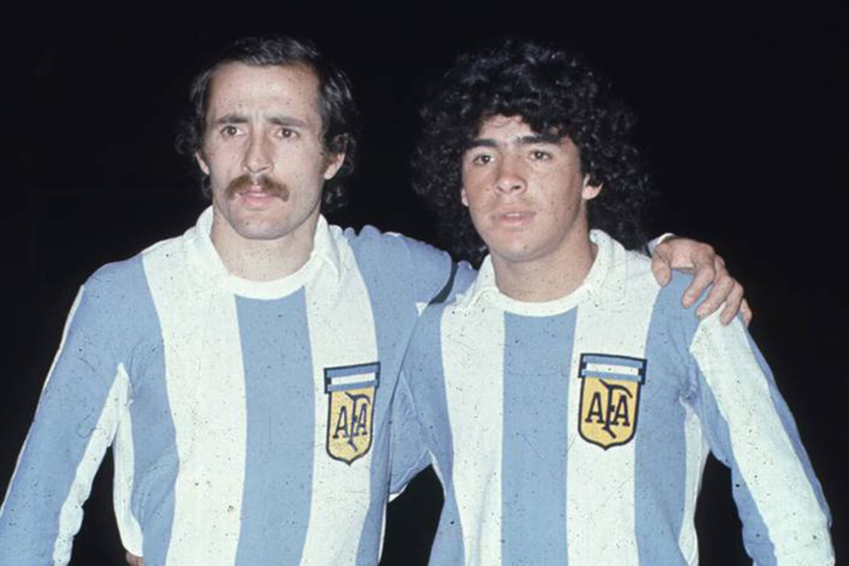 El día del debut: Diego posa con el capitan Jorge Carrascosa