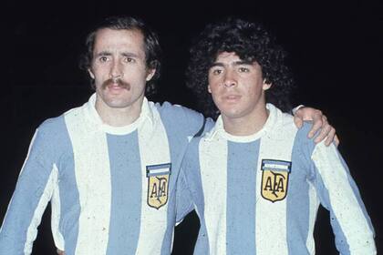 El día del debut: Diego posa con el capitan Jorge Carrascosa