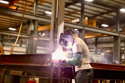 El Día del Trabajo sí cuenta con un pago extra, siempre y cuando se labore más de 40 horas durante la semana (X/@USDOL)