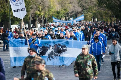 El Día del Veterano y los Caídos en Malvinas es un feriado inamovible del calendario nacional que se celebra el 2 de abril, que este 2024 cae en martes y está precedido por un feriado puente