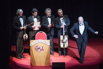 El día después de la inauguración llega Les Luthiers