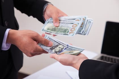 El día después de las PASO, el Gobierno decidió una devaluación en el mercado oficial; con la inflación posterior, según advierten los economistas, el valor establecido para el dólar ya quedó retrasado
