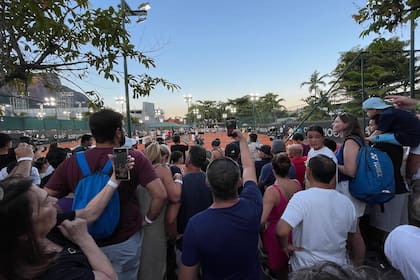 El día después del título en el Argentina Open, el brasileño Joao Fonseca -de sólo 18 años- se entrenó en el ATP de Río y generó una revolución en el público