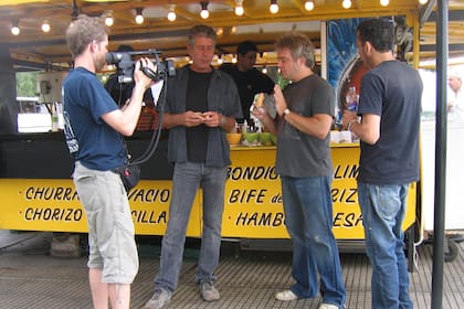 El día en que Juanchi Baleirón con su banda Los Pericos oficiaron de anfitriones argentinos para Anthony Bourdain