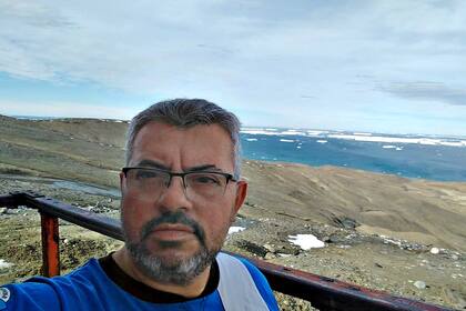 Gustavo Lezcano es profesor y está en la Base Marambio con el grupo de Glaciología