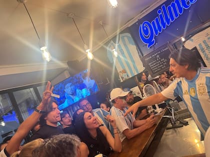 El día que Argentina enfrentó a Francia en fútbol durante los Juegos Olímpicos, Volver recibió a más de 200 argentinos que coparon la cuadra.