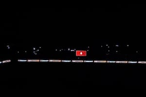Inauguraba su nueva iluminación, pero el estadio quedó a oscuras y se demoró el partido