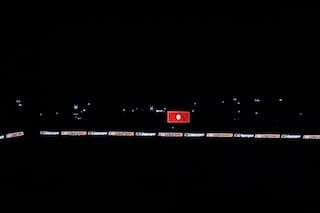 Inauguraba su nueva iluminación, pero el estadio quedó a oscuras y se demoró el partido