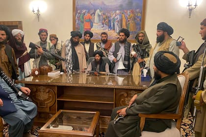 El día que militantes talibanes tomaron el palacio presidencial de Kabul, en agosto del año pasado