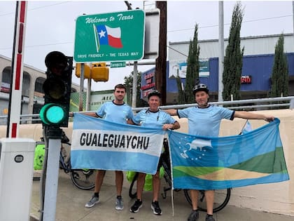 El día que partieron de su ciudad el intendente les obsequió la bandera de Gualeguaychú que los acompañó con orgullo durante todo el viaje