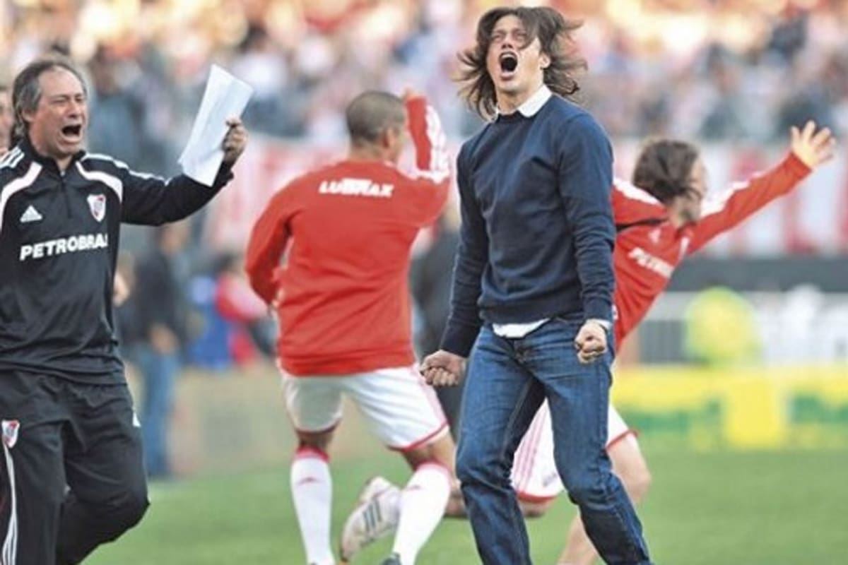 El día que River volvió a Primera: Holan (izquierda) festeja junto a Almeyda