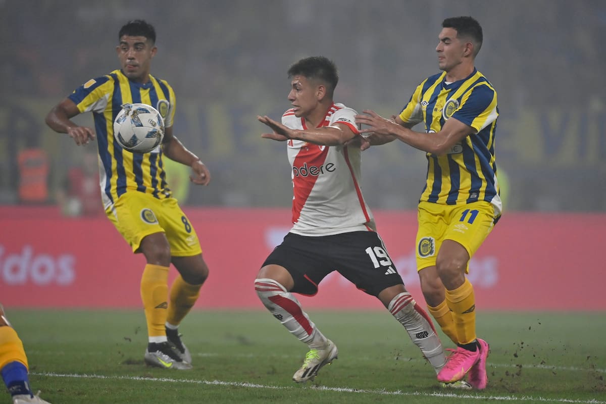 El Diablito Echeverri trata de desequilibrar a pura gambeta ante Rosario Central