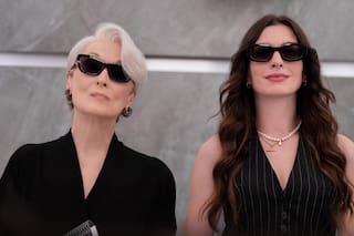 Meryl Streep y Anne Hathaway brillan en un film que tiene glamour, humor y una sorprendente reflexión