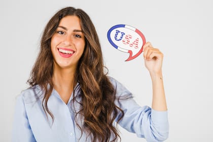 El dialecto incorpora calcos léxicos y cambios en estructuras gramaticales del inglés