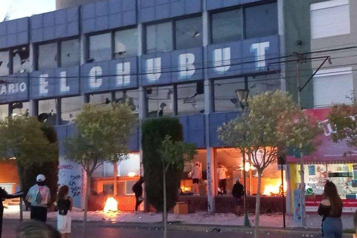 El Diario El Chubut, en llamas, tras las protestas antimineras