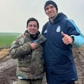 Dibu Martínez quedó varado en medio de un camino rural y los vecinos se acercaron a rescatarlo