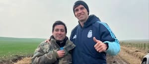 Dibu Martínez quedó varado en medio de un camino rural y los vecinos se acercaron a rescatarlo
