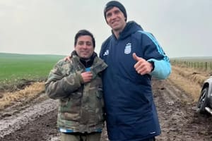 Dibu Martínez quedó varado en medio de un camino rural y los vecinos se acercaron a rescatarlo