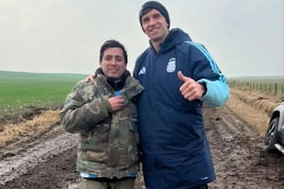 Dibu Martínez quedó varado en medio de un camino rural y los vecinos se acercaron a rescatarlo