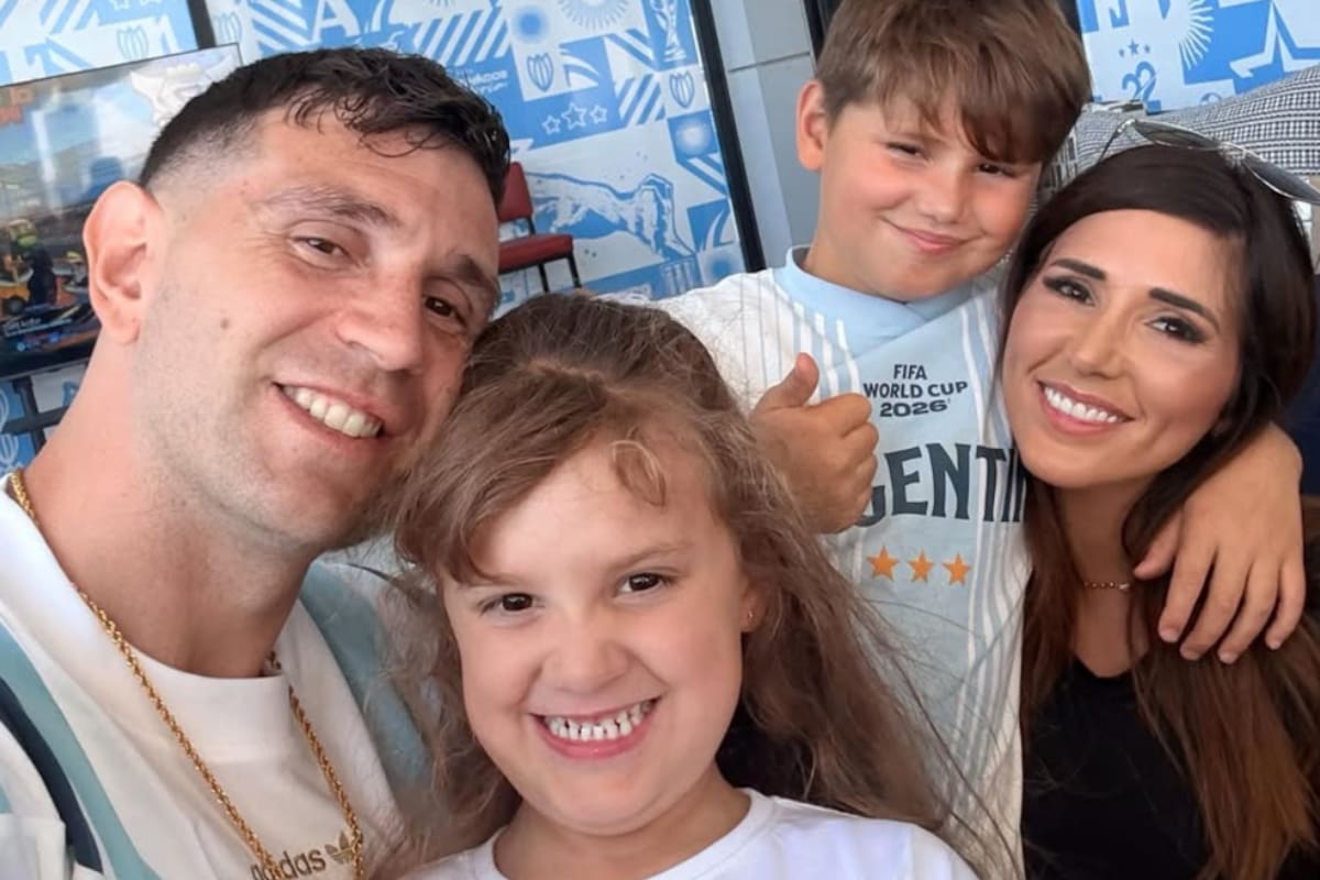 El Dibu Martínez junto a su esposa, Mandinha, y sus hijos Ava y Santino