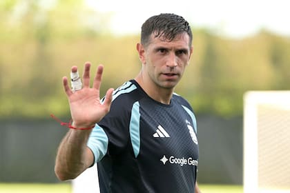El 'Dibu' Martínez se fracturó el dedo en la final de la Conference League, pero estará en el debut ante Argelia