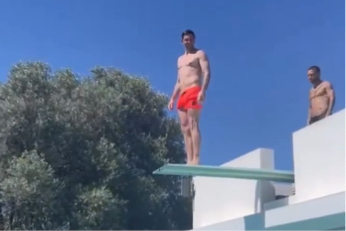 El Dibu Martínez se robó la atención de los presentes al zambullirse en la pileta
Foto: captura de pantalla