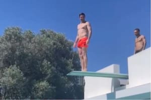 El Dibu Martínez se robó la atención de los presentes al zambullirse en la pileta
Foto: captura de pantalla