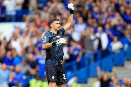 El Dibu saluda a los hinchas de Chelsea