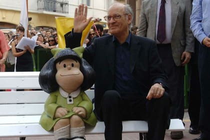 Quino con Mafalda, en la inauguración de la estatua