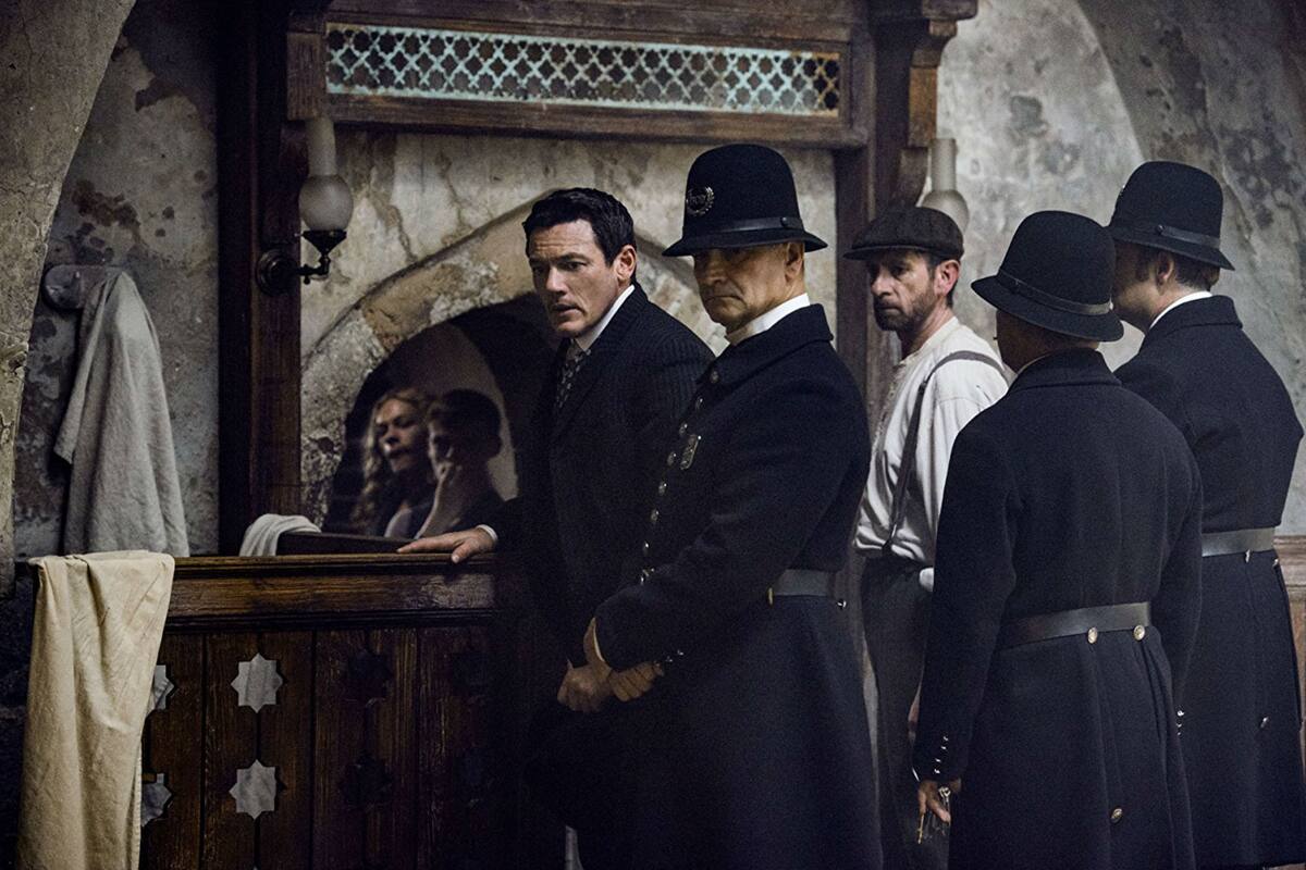 El dibujante John Moore (Luke Evans), junto con la policia, observan una escena miserable y escalofriante en la Nueva York de fines del siglo XIX