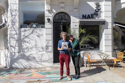 El dibujante Miguel Rep junto a Nacho Iraola, editor argentino y dueño de la Librería Naesqui, en el barrio de Villa Ortuzar