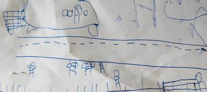 El dibujo de Lázaro: el alambrado, él junto a los alambradores y su padre y; en la misma imagen, en la ruta en la camioneta de nuevo junto a su padre