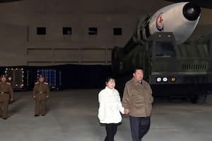 El dictador norcoreano junto a su hija nunca antes vista