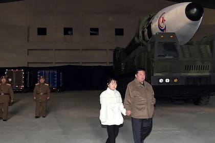Kim Jong-un reveló la existencia de su hija durante el lanzamiento de un misil balístico