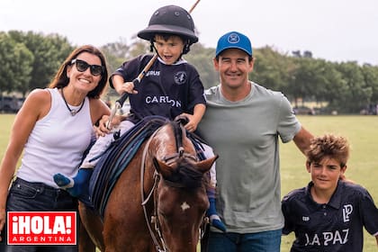 El diez veces campeón del Abierto de Palermo sonríe a cámara junto a su mujer, María José Vercellino, y sus hijos Beltrán y Vicente