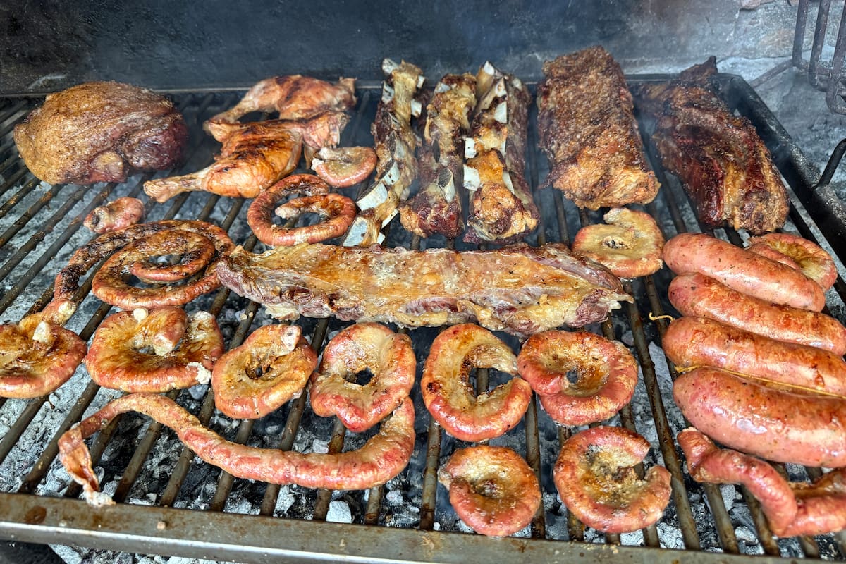 Bar que aluga churrasqueiras e traz apenas carne: “Você se sente no seu próprio quintal”