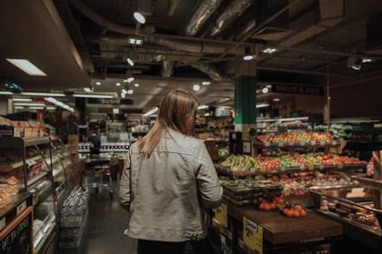 El dinero de la ayuda debe utilizarse para comprar comida, ropa y hacer pagos básicos de la vivienda