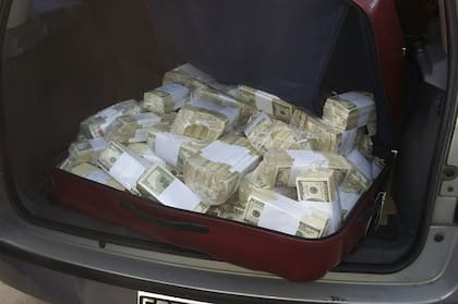 El dinero encontrado en los bolsos de José López
