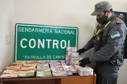 El dinero incautado a un camionero en Salta