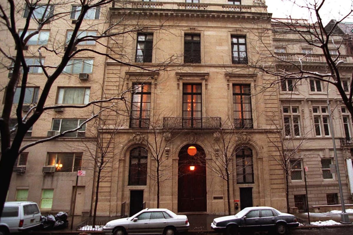 El dinero recaudado por la venta será transferido al programa de compensación para las víctimas de Epstein