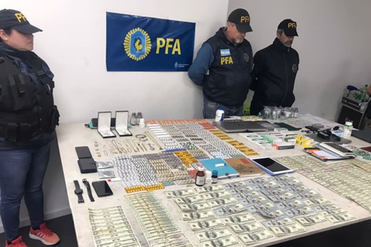 El dinero secuestrado en poder de los sospechosos