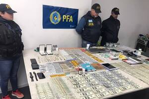 El dinero secuestrado en poder de los sospechosos