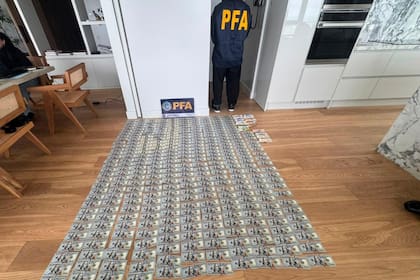 El dinero secuestrado en uno de los allanamientos