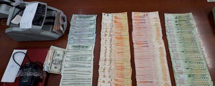 El dinero y la máquina de contar billetes secuestrados a una banda narco en Mendoza