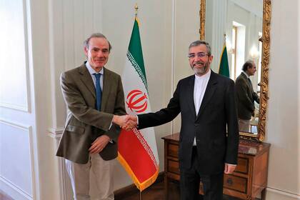 El diplomático europeo Enrique Mora (i) con el negociador iraní Ali Bagheri Kani en Teherán el 27 de marzo del 2022.  (Foto cortesía del Ministerio de Relaciones Exteriores de Irán via AP)