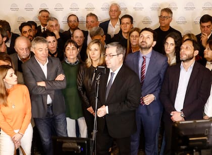 El diputado de Unión por la Patria Germán Martínez encabeza la conferencia de prensa de la oposición para plantear el problema de la morosidad